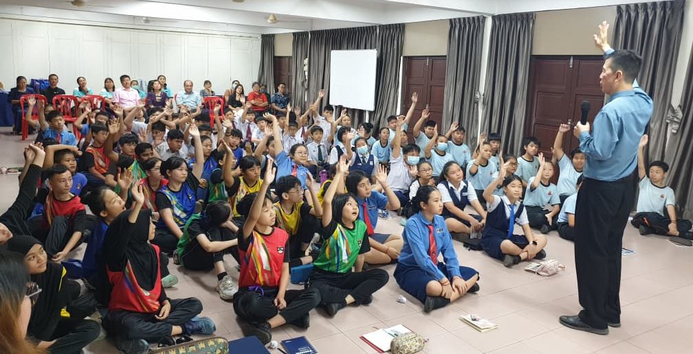 东:百乐县发展华小工委会办小六升中学预备讲座