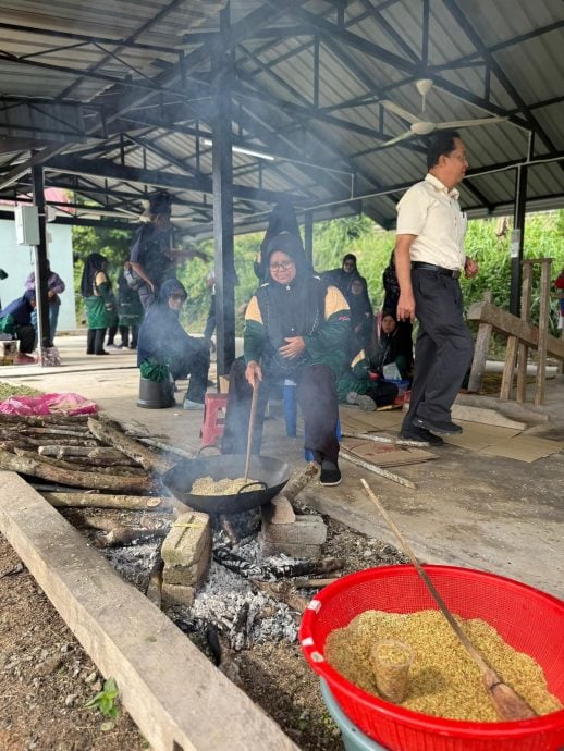 东:百乐稻田脱谷制食文化独特 彭州行政议员欢迎游客来体验