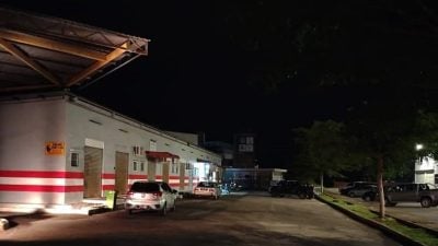 直凉小贩中心与公共操场路段照明不足　居民促当局尽快维修路灯