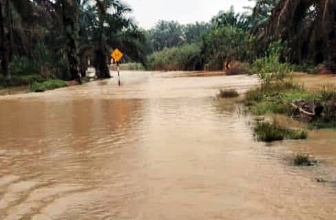 东:直凉河逼近危险水位 居民提心吊胆 双溪档桥路阻断