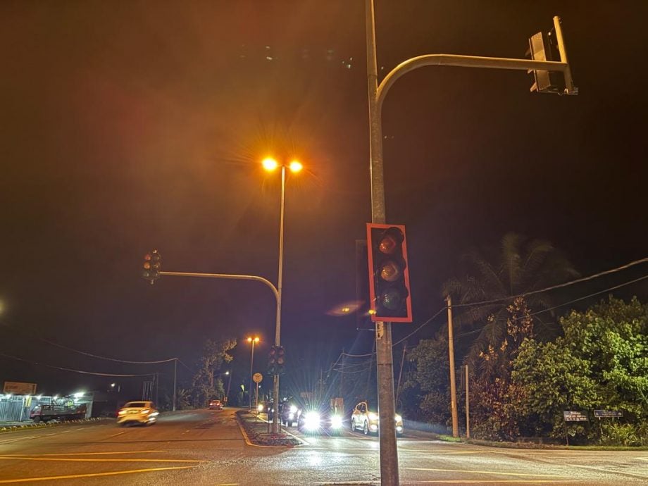 东：直凉福星花园路口交通灯失灵民众受促警惕