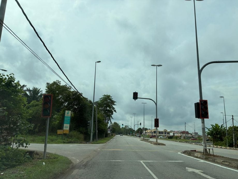 东：直凉福星花园路口交通灯失灵民众受促警惕