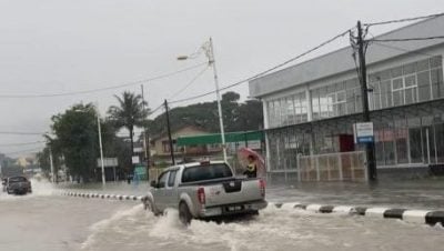红色暴雨警报生效  登嘉楼多区积水车辆受阻