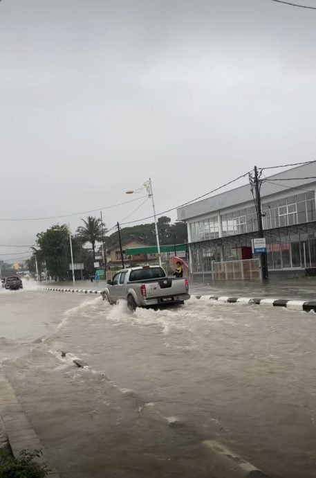 东：红色暴雨警报生效，豪雨猛袭登嘉楼，持续强降雨与排水沟不堪负荷，首府瓜拉登嘉楼多处地区出现积水成灾，多条主要道路被淹，小型车辆无法通行。