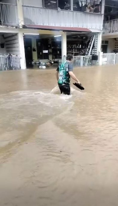 东：红色暴雨警报生效，豪雨猛袭登嘉楼，持续强降雨与排水沟不堪负荷，首府瓜拉登嘉楼多处地区出现积水成灾，多条主要道路被淹，小型车辆无法通行。