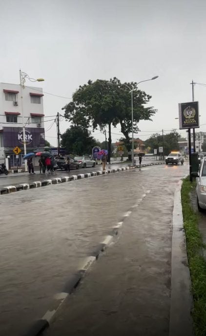 东：红色暴雨警报生效，豪雨猛袭登嘉楼，持续强降雨与排水沟不堪负荷，首府瓜拉登嘉楼多处地区出现积水成灾，多条主要道路被淹，小型车辆无法通行。