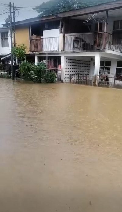 东：红色暴雨警报生效，豪雨猛袭登嘉楼，持续强降雨与排水沟不堪负荷，首府瓜拉登嘉楼多处地区出现积水成灾，多条主要道路被淹，小型车辆无法通行。