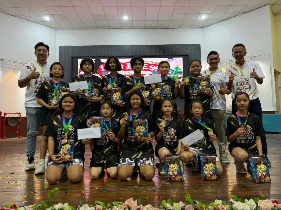 东：经过一整天激烈而精彩的角逐，第二届“李醒农杯”培植华小2025年三人篮球赛终于圆满落幕，而且参赛队伍再创新高，多达134支队伍！