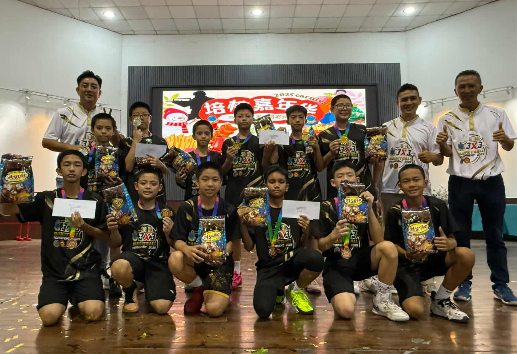 东：经过一整天激烈而精彩的角逐，第二届“李醒农杯”培植华小2025年三人篮球赛终于圆满落幕，而且参赛队伍再创新高，多达134支队伍！