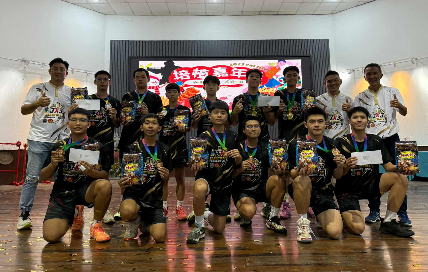 东：经过一整天激烈而精彩的角逐，第二届“李醒农杯”培植华小2025年三人篮球赛终于圆满落幕，而且参赛队伍再创新高，多达134支队伍！