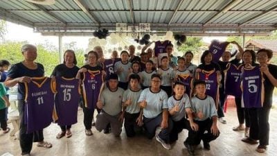 蔡友桂教育基金鼓励运动 赞助中正华小篮队球衣