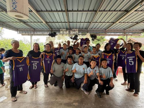 蔡友桂教育基金鼓励学子加强体育 赞助球衣予明加叻华小学子