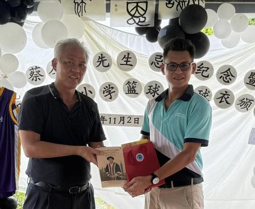 蔡友桂教育基金鼓励学子加强体育 赞助球衣予明加叻华小学子