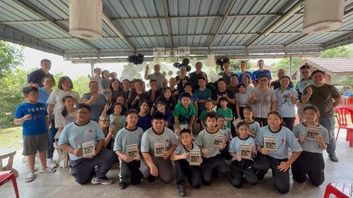 蔡友桂教育基金鼓励学子加强体育 赞助球衣予明加叻华小学子