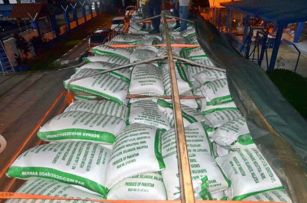 东:警方在瓜拉吉赖县拦下一辆拖格罗里,所运载的大批白米约40吨无合法文件而被充公。