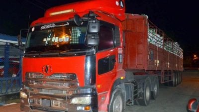 警拦罗里疑走私  充公值35万白米扣司机