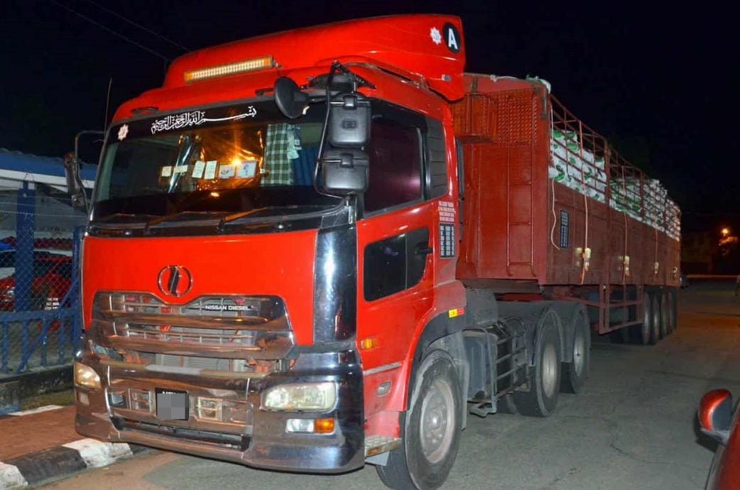 东:警方在瓜拉吉赖县拦下一辆拖格罗里,所运载的大批白米约40吨无合法文件而被充公。