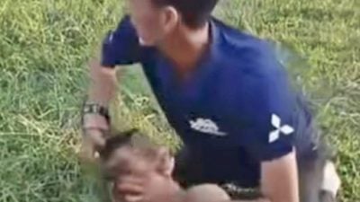 视频流传掌掴殴打  警扣2男查虐猴案