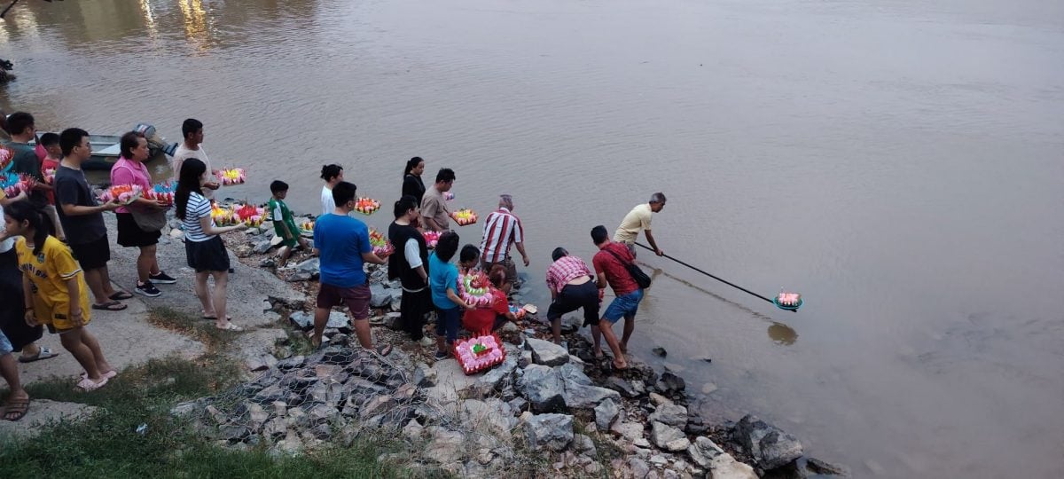 东：超过逾50人的泰裔及民众在淡马鲁河畔休闲公园庆祝一年一度泰国水灯节（LoyKrathong）。