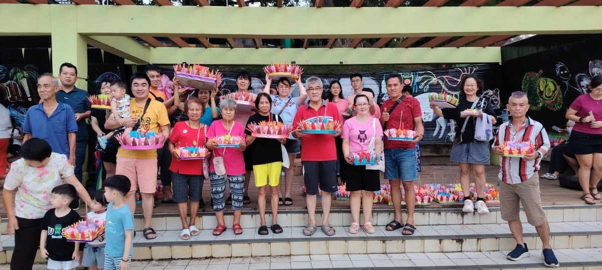 东：超过逾50人的泰裔及民众在淡马鲁河畔休闲公园庆祝一年一度泰国水灯节（LoyKrathong）。