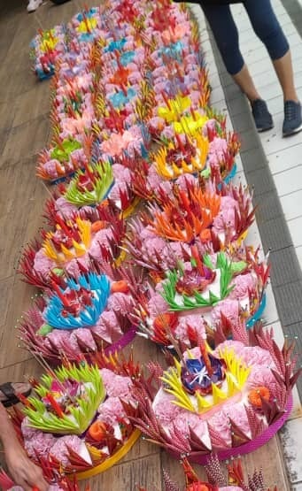 东：超过逾50人的泰裔及民众在淡马鲁河畔休闲公园庆祝一年一度泰国水灯节（LoyKrathong）。