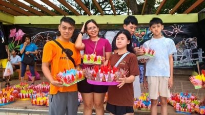 淡马鲁河畔公园   逾50人放水灯祈福