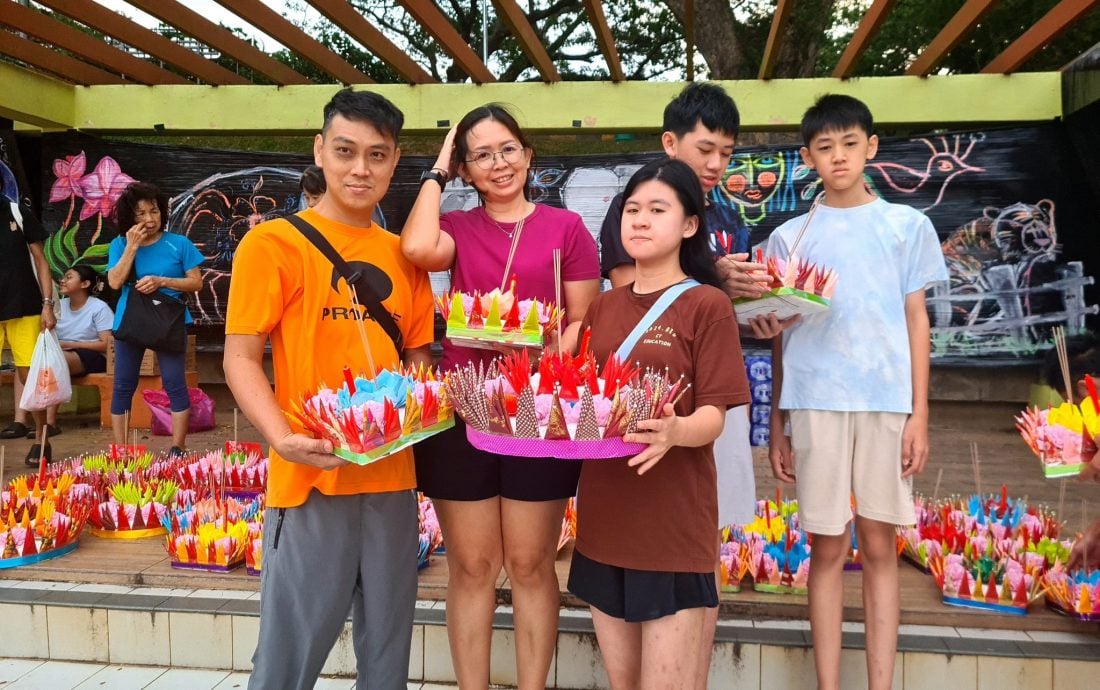 东：超过逾50人的泰裔及民众在淡马鲁河畔休闲公园庆祝一年一度泰国水灯节（LoyKrathong）。