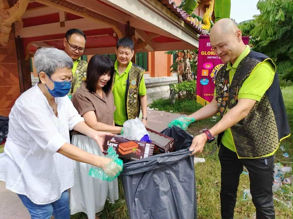 东：辉煌文化城狮子会以服务社区为由，今天前往道北坐佛寺，展开“饥饿援助活动”及“环保活动”。