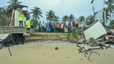 巨浪摧毁小食档住家 达南鲁海岸侵蚀严重