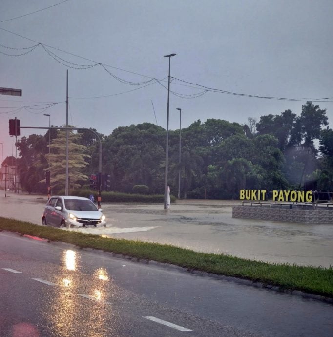 东：连续豪雨引发水灾，登州6县受影响，截至今日上午10时，共有852名灾民被疏散。