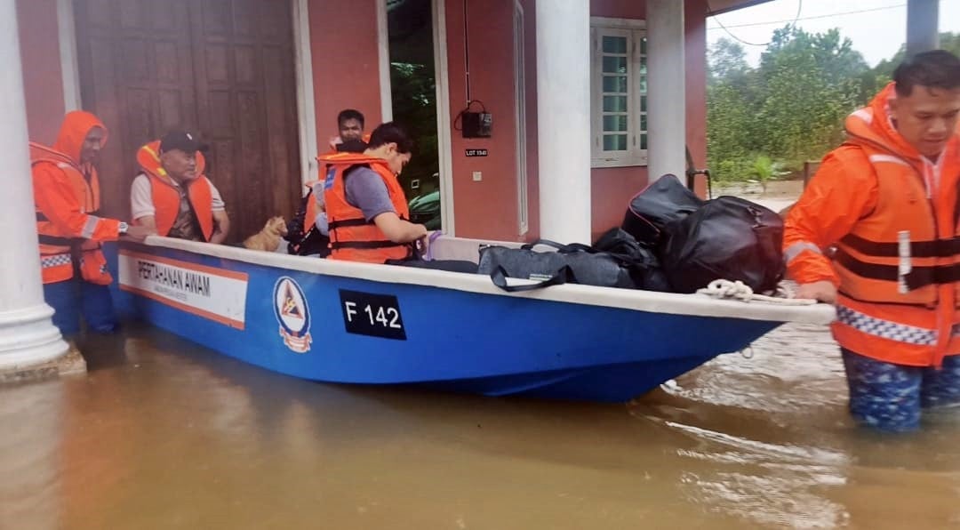 东：连续豪雨引发水灾，登州6县受影响，截至今日上午10时，共有852名灾民被疏散。