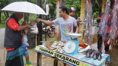 雨季引洪灾带来渔获  甘榜青年意外收益丰厚