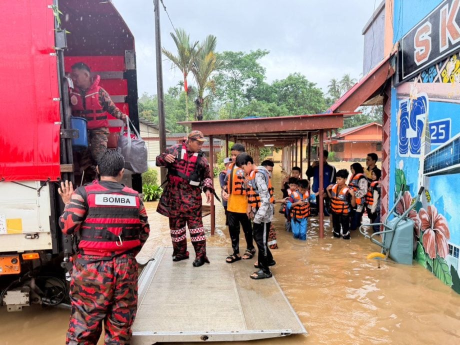 东:龙运巴西拉惹国小4名教师及11名学生,今日在消防员协助下被转移至临时疏散中心。