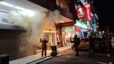 疑电线短路引发火花 文德甲大街商店外火苗幸及时发现扑灭