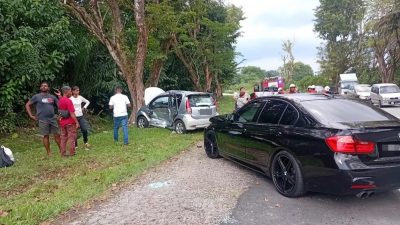 轿车失控闯入反方向车道 华裔老翁不幸被夹毙 另3人受伤