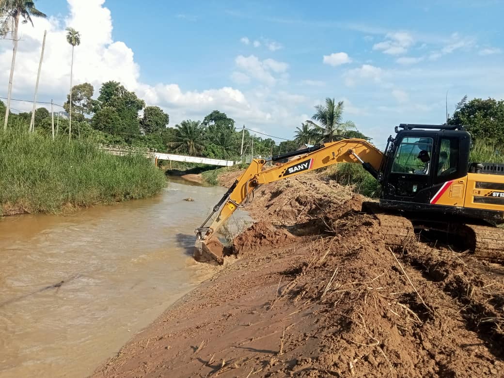 东：（已签发） 水利局在水灾黑区加宽河岸