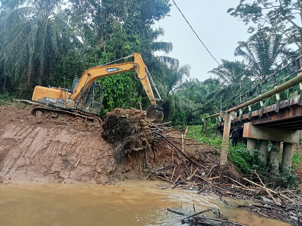 东：（已签发） 水利局在水灾黑区加宽河岸