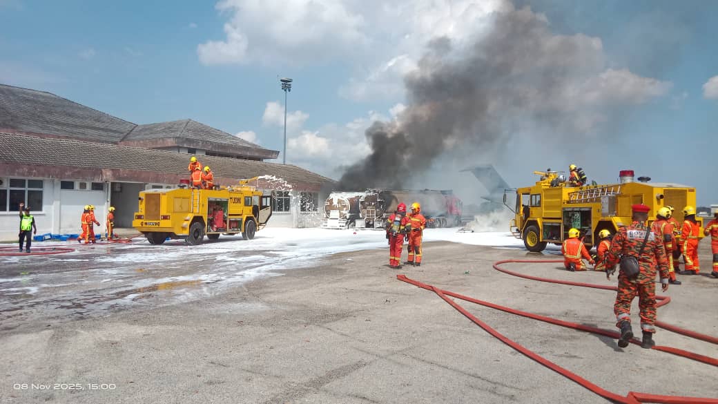 东:(已签发)3油槽罗里起火燃烧 幸无伤亡