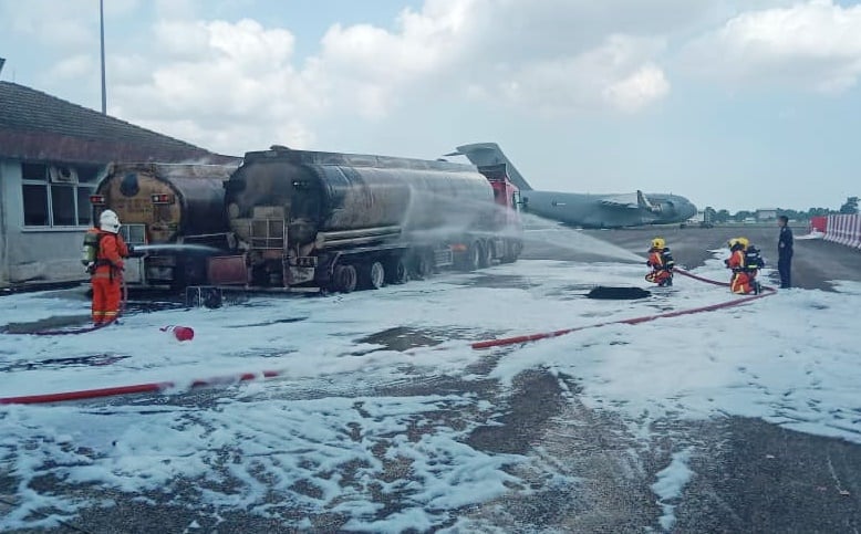 东:(已签发)3油槽罗里起火燃烧 幸无伤亡