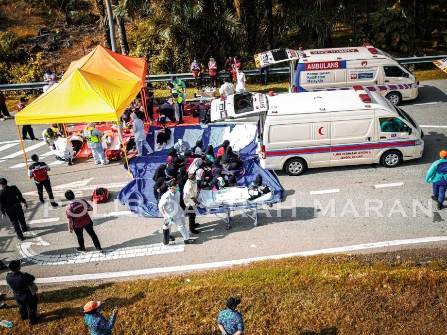 东：（已签发）3车连环撞1死29人伤演习 画面逼真