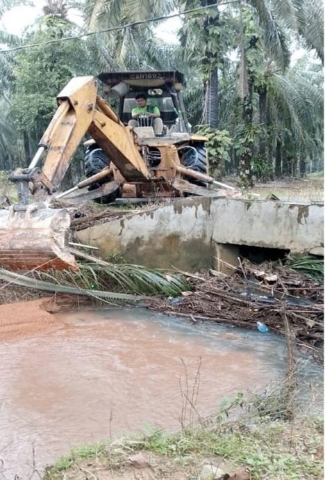 东：（已签发）亚益仁耐联邦村委会清除登宝阁桥的河道堆积物 