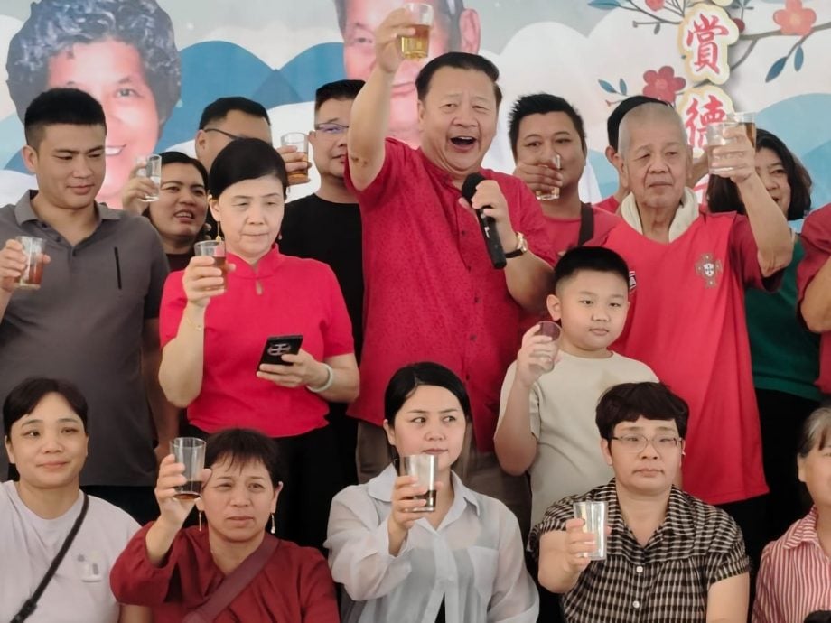 东:(已签发)刘官金捐40万助教育慈善,延续双亲乐善好施精神