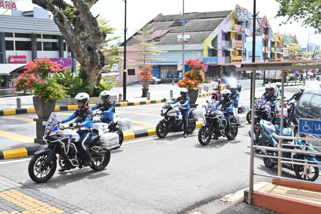 东:(已签发)吉隆坡市政局重型摩托巡回队拜访淡马鲁市议会