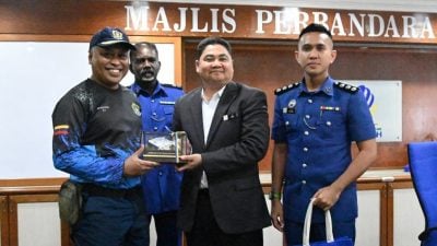 隆市政局重型摩托巡回队 拜访淡马鲁市议会