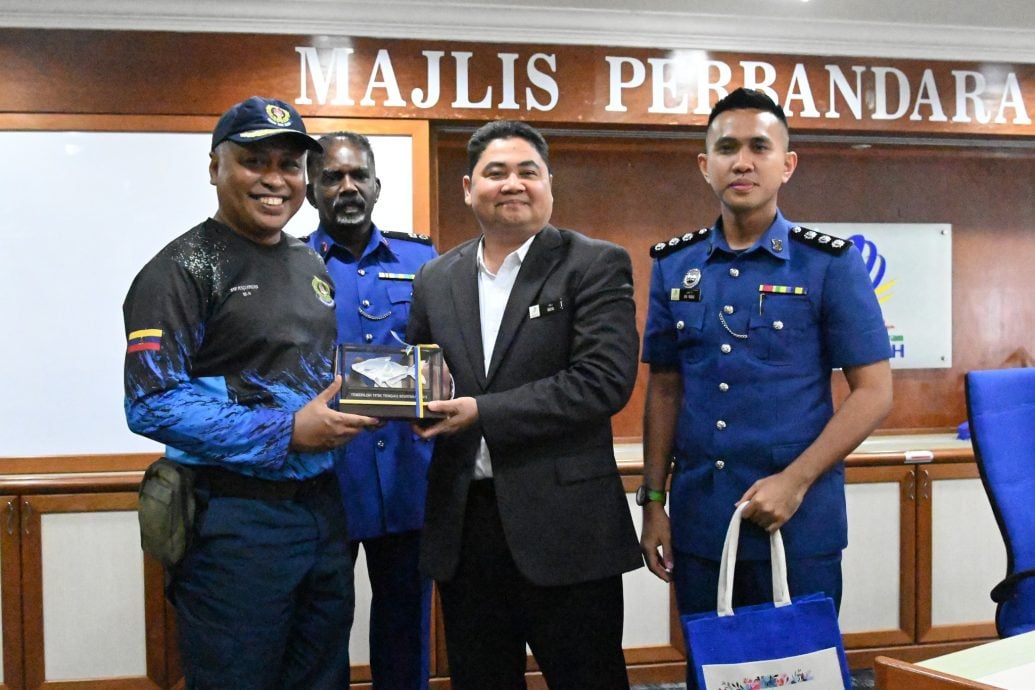 东:(已签发)吉隆坡市政局重型摩托巡回队拜访淡马鲁市议会