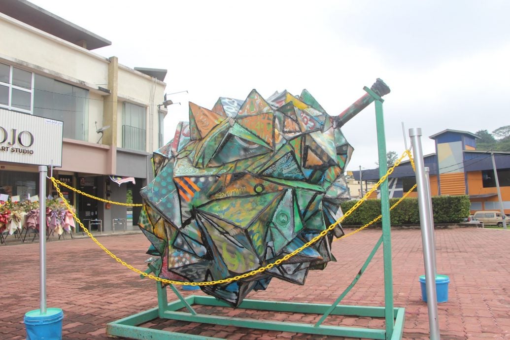 东：（已签发）废弃油桶打造猫山王模型，成劳勿地标吸引游客