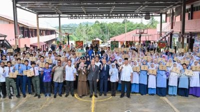 彭大臣派发学校用品给107名SPM应考生