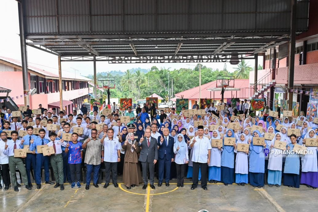 东：（已签发）彭大臣派发学校用品给107名SPM应考生