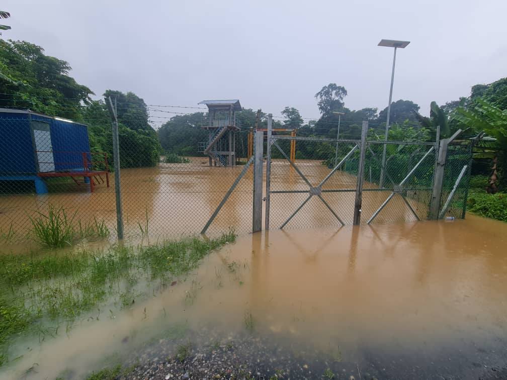 东：（已签发）彭水务管理公司：水灾波及部分往滤水厂的道路 但不影响水供 