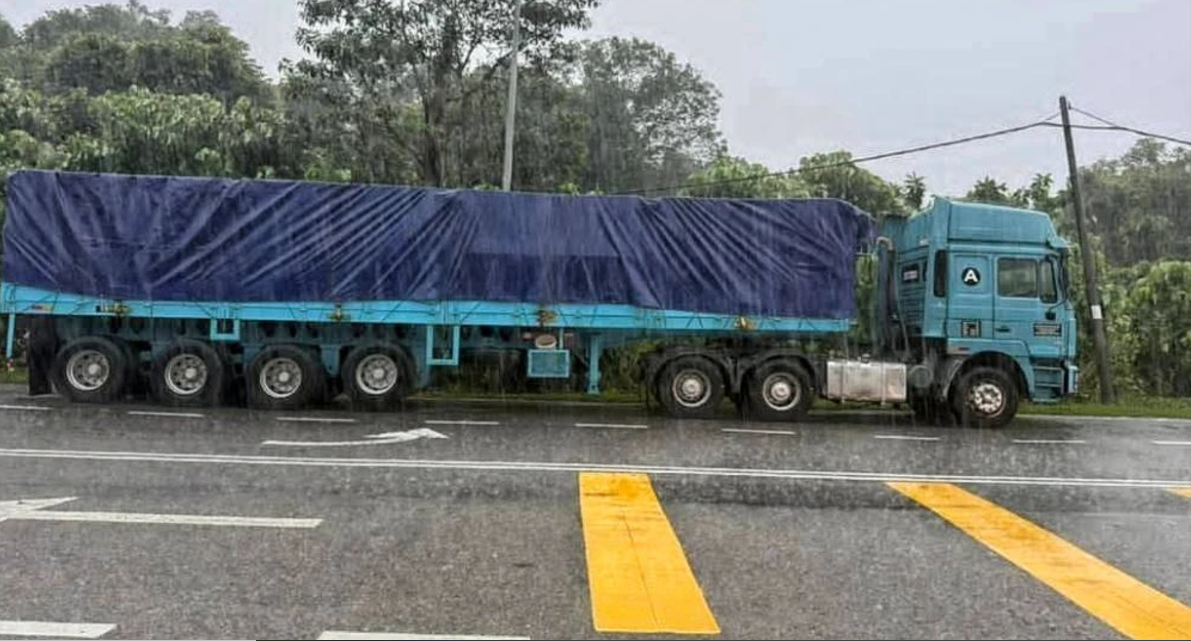 东：（已签发）拖格罗里司机运载3万5000公斤长石矿物